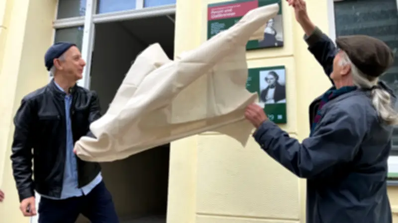 Gedenktafeln für Adolf und Adele Glaßbrenner in Neustrelitz enthüllt