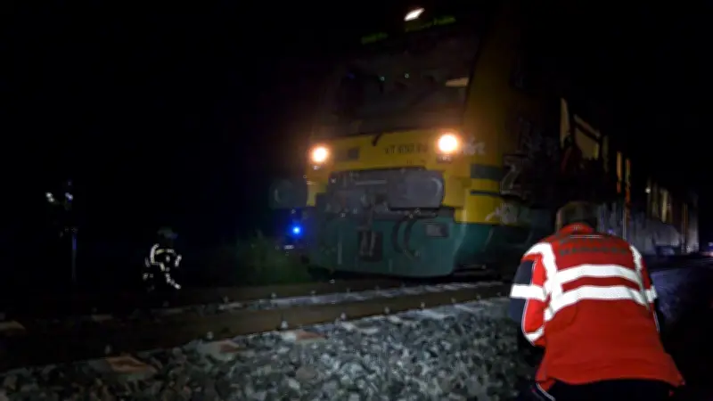 Gefährlicher Eingriff in Bahnverkehr: Unbekannte legen Schild auf Gleise bei Spornitz