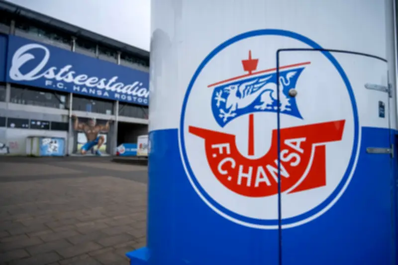 Hakenkreuz-Foto: FC Hansa Rostock distanziert sich von Hooligans