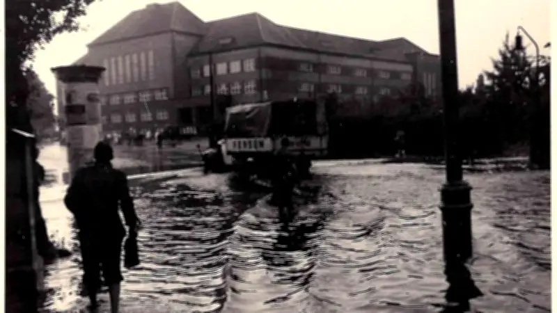 Historische Ansichten: Goetheplatz in Rostock stand in den 1950ern unter Wasser