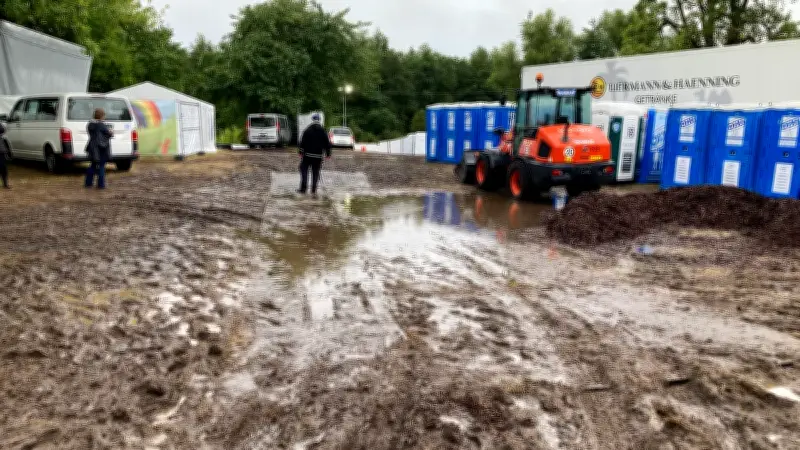 Jamel rockt den Förster: Regen verzögert Start, Zufahrt gesperrt