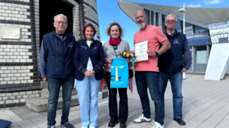 Jubiläumsgäste am Leuchtturm: Paar aus Ueckermünde steigt erstmals auf