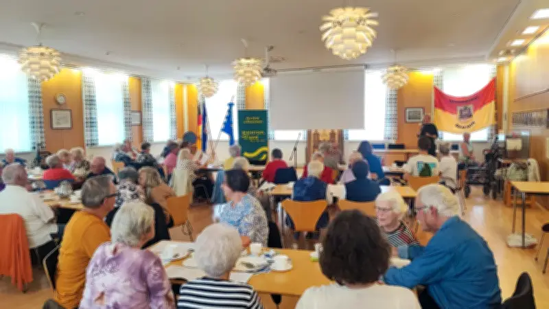 Klönschnack in Demmin: 50 Senioren feiern plattdeutschen Nachmittag im Rathaus