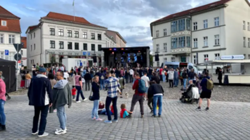 Kunst- und Einkaufsnacht in Neustrelitz lockt viele Besucher an