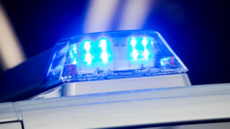 Mann schlägt in Röbel auf Frau ein und flieht mit E-Scooter