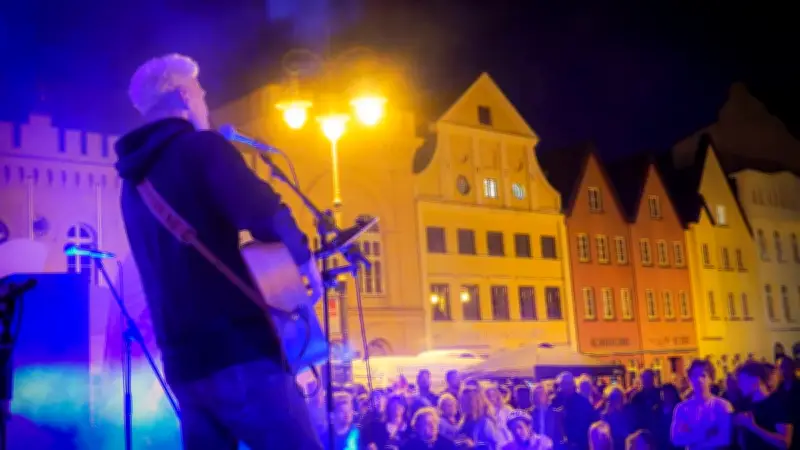 Musikklub-Finale: Hunderte feiern letzten Konzertabend auf dem Schweriner Markt