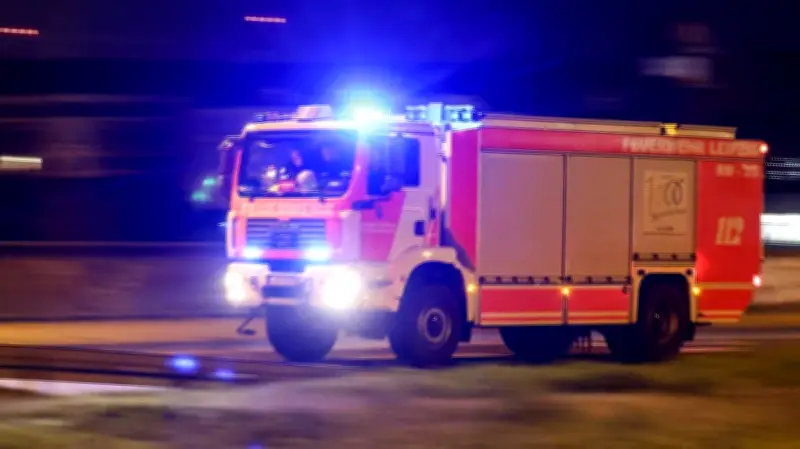 Nächtlicher Feuer-Schock: Zwei Lieferautos von Restaurant brennen aus