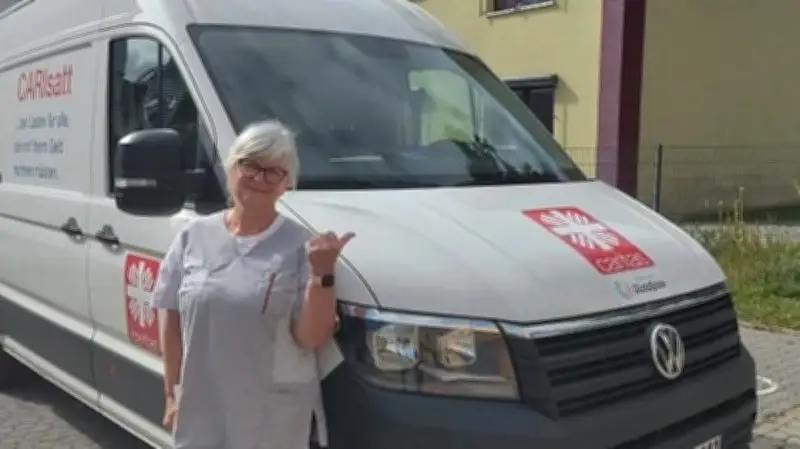 Neuer Transporter: Caritas-Laden in Neubrandenburg holt Kühlwaren aus Schwerin und Waren