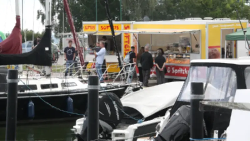 Neustart des Fischmarkts in Altwarp: Weniger Besucher, aber zufriedene Händler