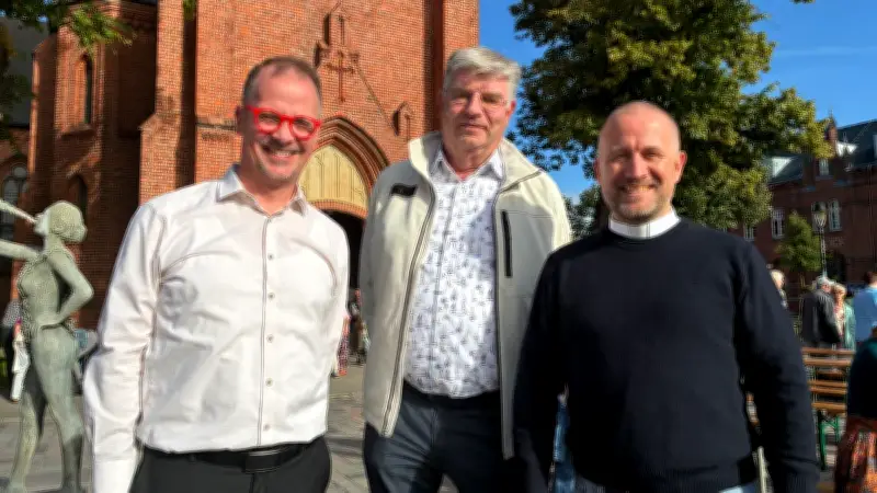 Pastorenehepaar für 200 Euro ersteigert: Warnemünde feiert Gemeindefusion