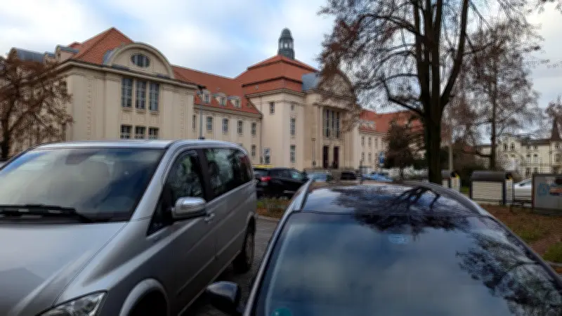 Prozess in Schwerin: Baufirmen-Chef wegen Veruntreuung vor Gericht