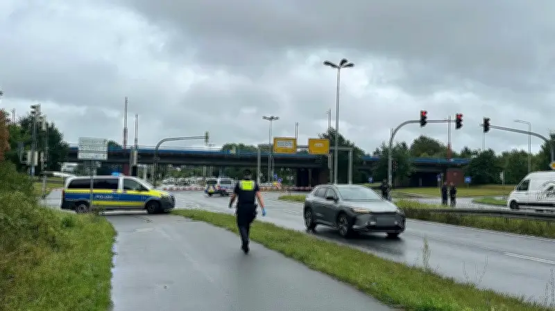 Radfahrerin bei Rot über B105 erfasst und reanimiert