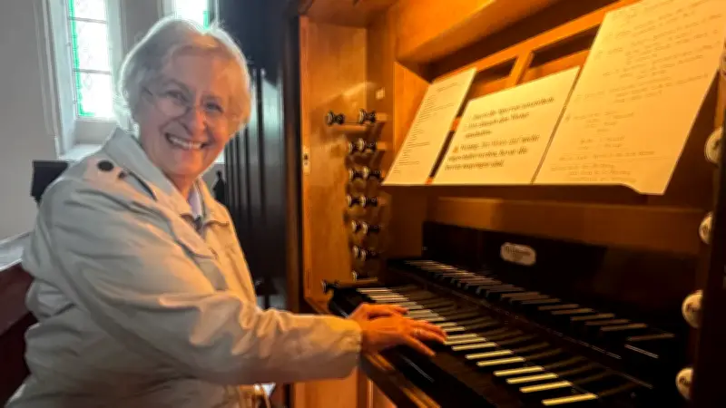 Röbelerin Renate Kloß für Orgel-Ehrenamt mit Ansgarkreuz geehrt