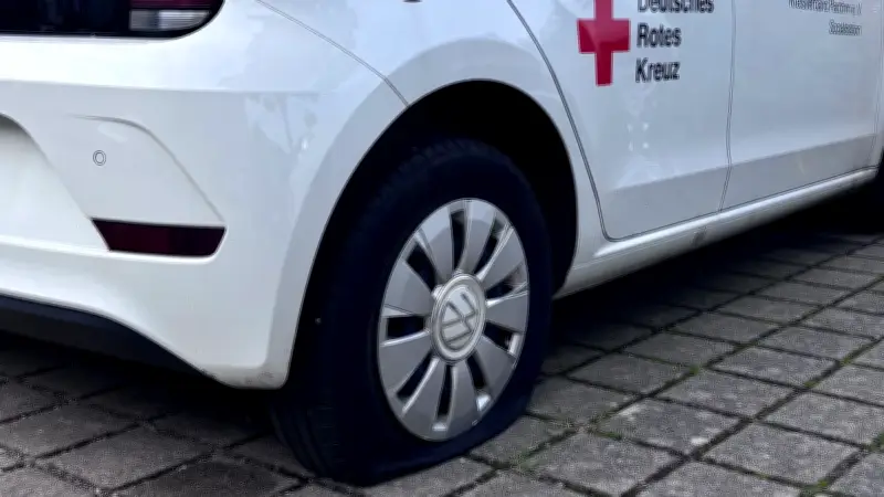Reifenstecher legt Pflegedienst lahm: 13 Autos beschädigt