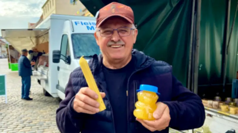 Rentner Wolfgang Richter verkauft Honig und Eier auf Parchimer Wochenmarkt