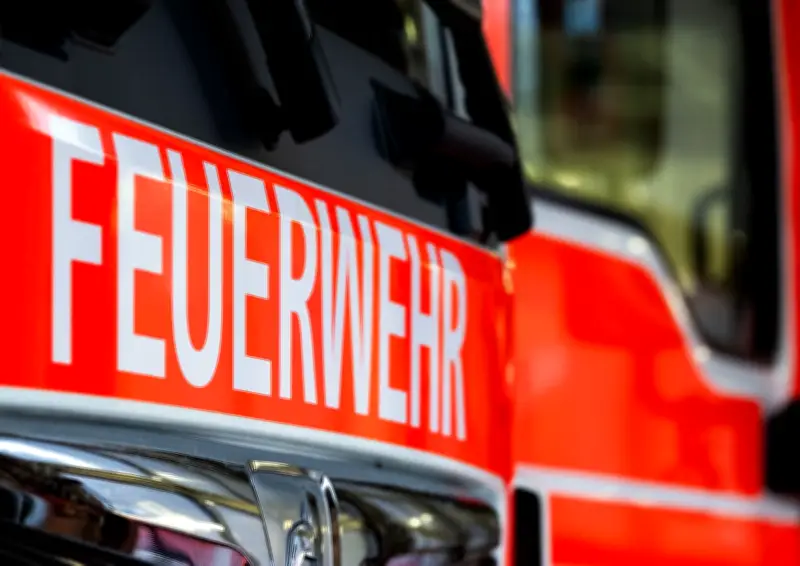 Scheunenbrand in Carinerland: Wohnhaus beschädigt, Löscheinsatz läuft