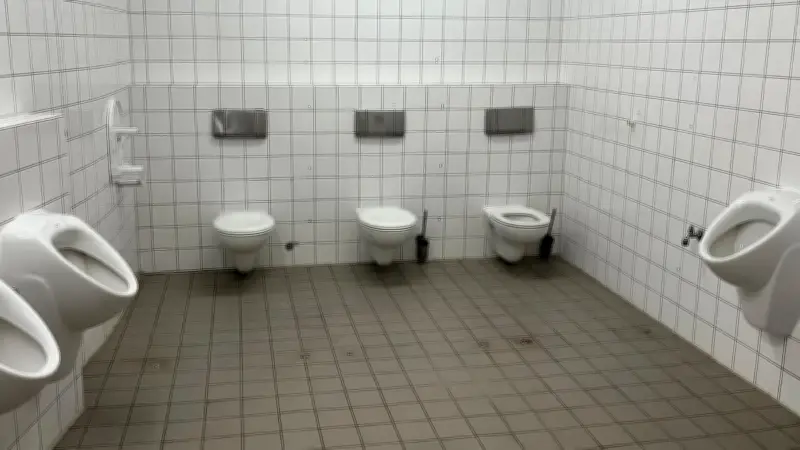 Schultoiletten ohne Türen: Vater entsetzt über Zustand in Friedland