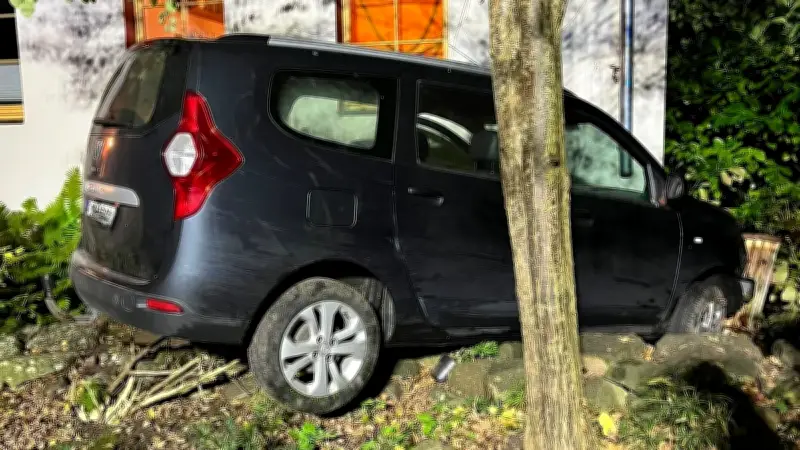 Spantekow: 73-Jähriger prallt mit Auto gegen Hauswand