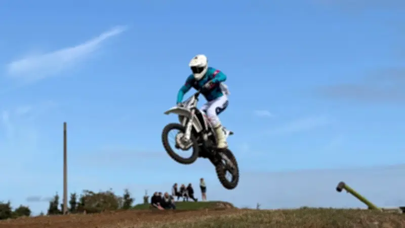 Stoppelcross in Schmarsow: Vollgas, Staub und fliegende Quads