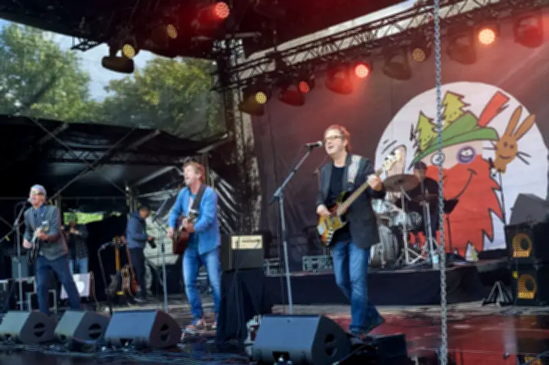 Tausende trotzen Regen bei „Jamel rockt den Förster“