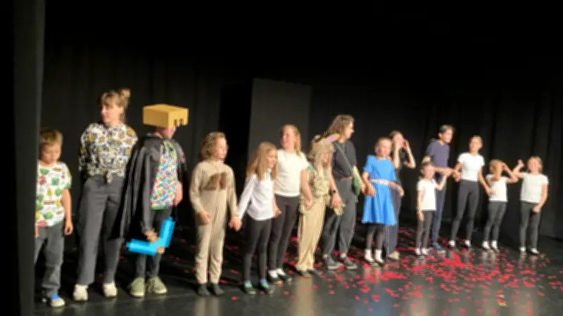 Theaterprojekt in Neustrelitz: Kinder präsentieren eigenes Plakat