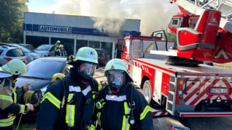Werkstattbrand in Bützow: Feuerwehrmann schildert Einsatz und Flutlichtpokal
