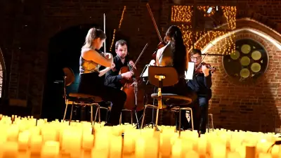 Coldplay bei Kerzenschein: LED-Lichter statt Flammen in Neubrandenburg
