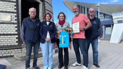 Jubiläumsgäste am Leuchtturm: Paar aus Ueckermünde steigt erstmals auf
