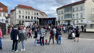 Kunst- und Einkaufsnacht in Neustrelitz lockt viele Besucher an