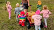 Apfelernte und Saftpressen: Naturpark-Kita in Carpin erlebt lehrreichen Tag