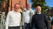 Pastorenehepaar für 200 Euro ersteigert: Warnemünde feiert Gemeindefusion