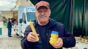 Rentner Wolfgang Richter verkauft Honig und Eier auf Parchimer Wochenmarkt