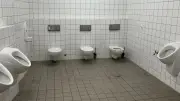 Schultoiletten ohne Türen: Vater entsetzt über Zustand in Friedland