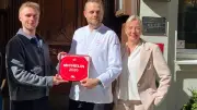 Schwerins erster Michelin-Stern: Weinhaus Uhle hängt Plakette auf