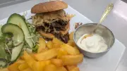 Waschbär auf dem Teller: Jäger bietet Burger an, Behörde warnt