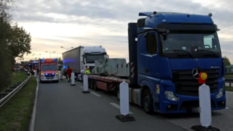 24 Tonnen Millionen-Fracht: Lkw-Kollision im Rostocker Hafen