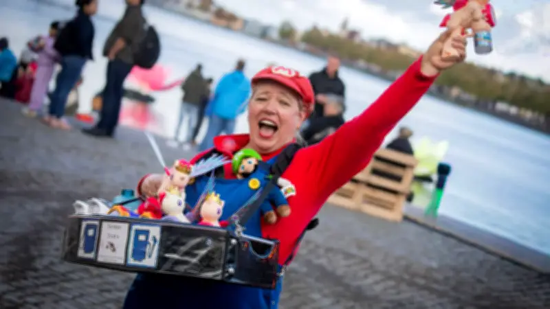 Altstadtfete in Schwerin: Tausende feiern trotz Regen das Festwochenende