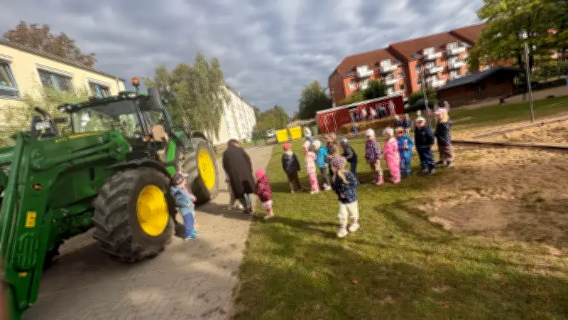 Apfelfest in Rehna: Kita-Kinder erleben Erntemaschinen hautnah