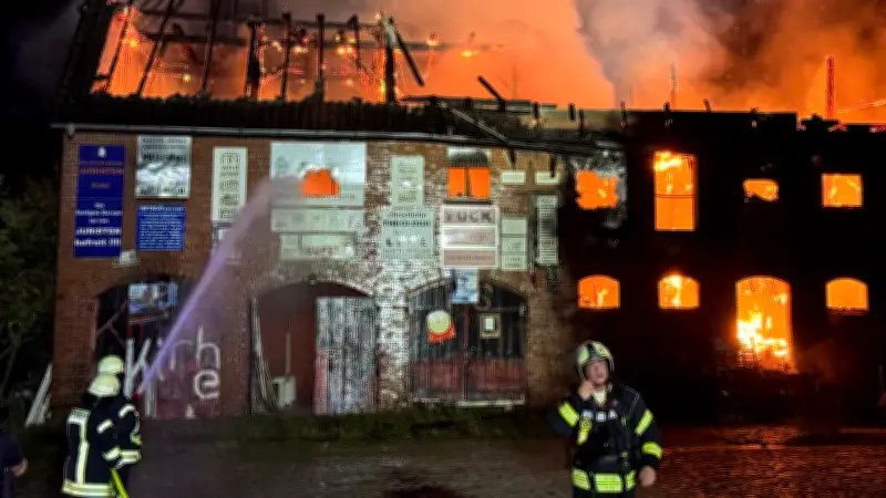 Brand in Alt Rehse: Bekanntes Speichergebäude in Vollbrand