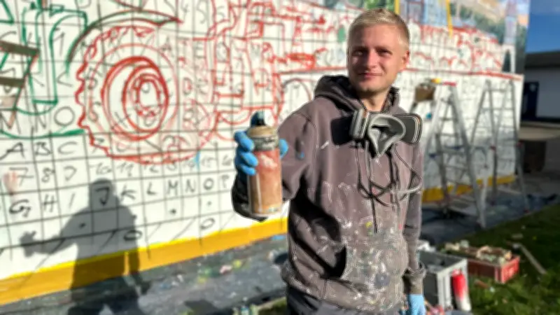 Buntes an der B 104: Künstler gestaltet Fassade in Teterow