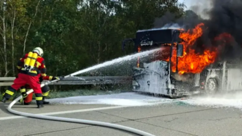 Bus brennt auf A19 komplett aus – Autobahn voll gesperrt