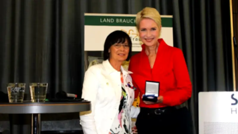 Claudia Flemming erhält Coin der Ministerpräsidentin für Ehrenamt