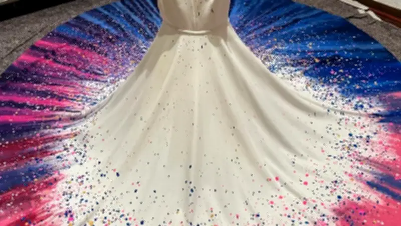Einzigartiges Brautkleid: Kunstwerk wird versteigert