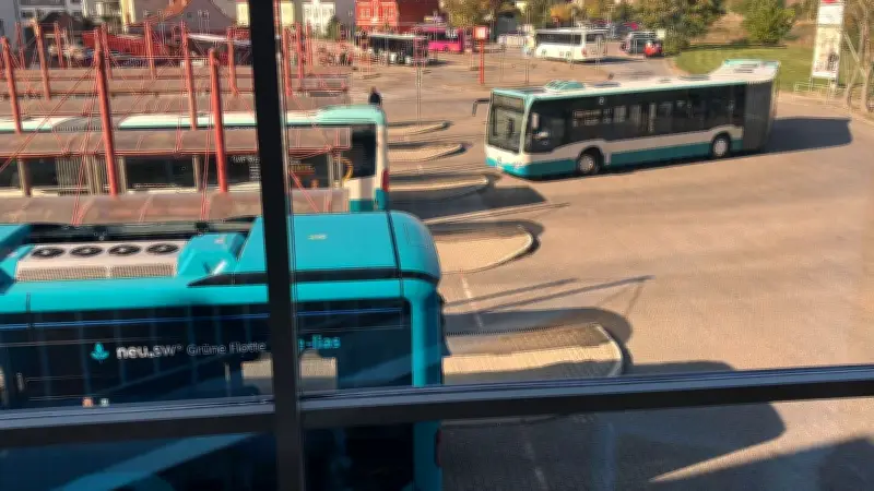 Ferienticket für Kinder: Landkreis Seenplatte prüft günstige Bus- und Bahnfahrten