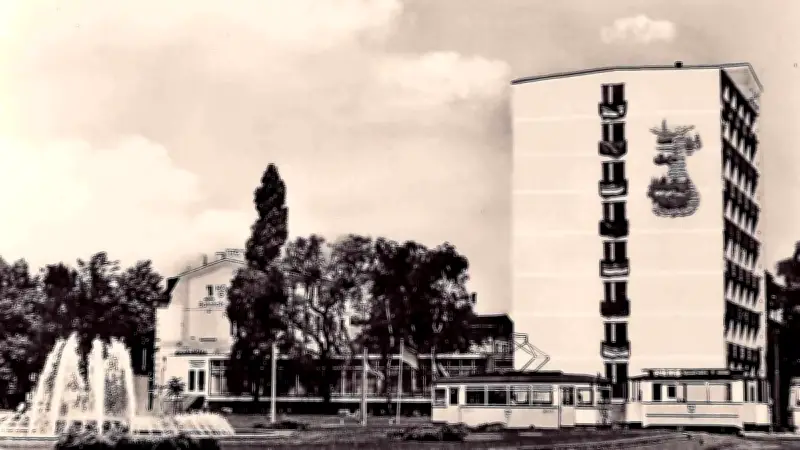 Historische Ansichten: Brunnen und verlorener Wandschmuck am Rostocker Bahnhof