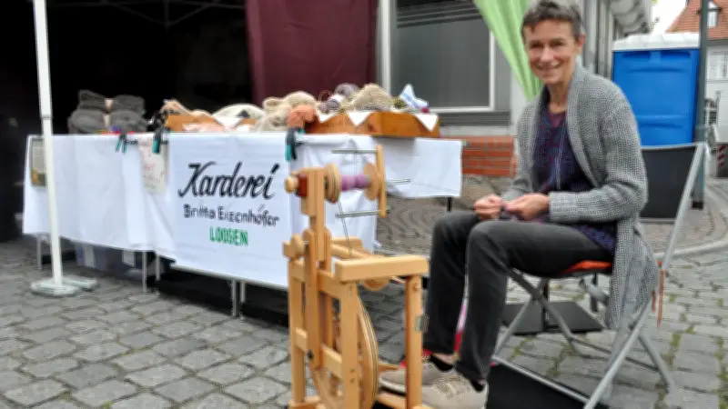 Karderei in Loosen: Britta Eizenhöfer spinnt Wolle zu Garn