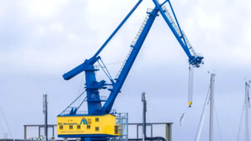 Kran in Rostock droht auseinanderzubrechen: Anwohner evakuiert
