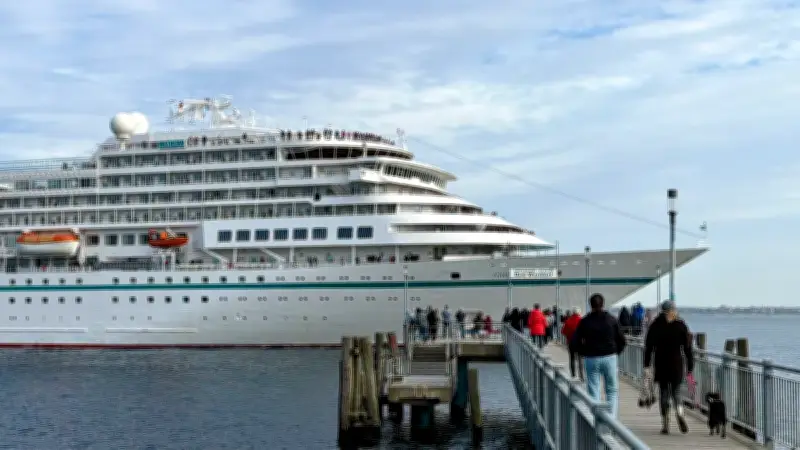 Kreuzfahrtschiff MS Amera in Wismar: Schaulustige verfolgen Anlegemanöver
