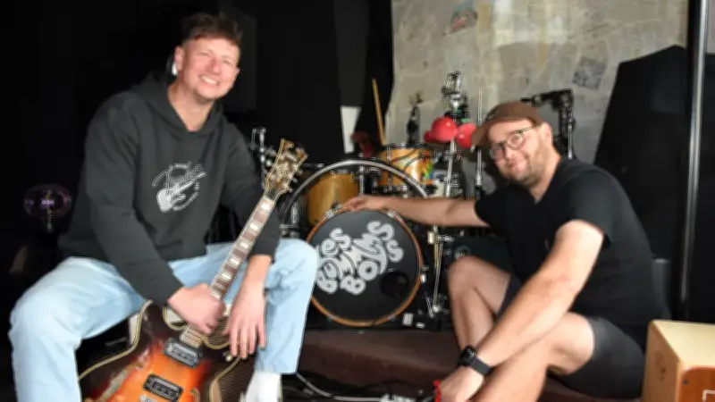 Les Bummms Boys: Neues Album „Irgendwas mit Liebe“ und klare politische Haltung
