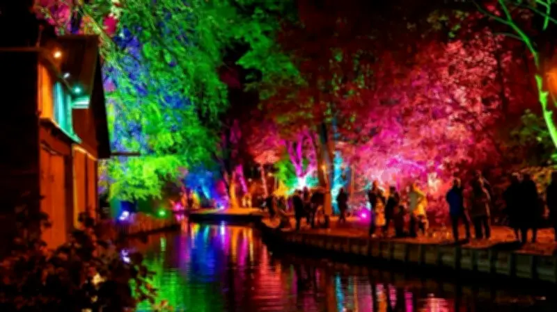 Lichterpaddeln in Neubrandenburg: Bunter Lichtermeer auf dem Oberbach